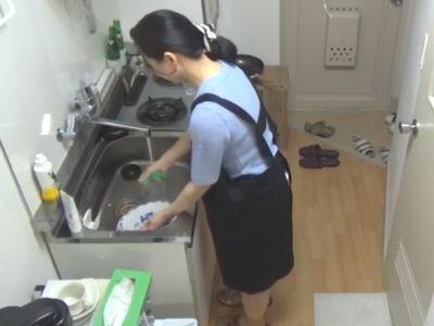 【熟女】おばさんレンタルの清楚美魔女美女人妻がお皿を割ってしまい穴埋めにオナニー強要から手コキ＆フェラで肉棒を…