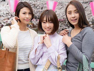 お花見してるほろ酔い美女人妻に巨根デカチン見せつけするエロ企画⁉手コキ＆フェラ＆潮吹きの奥さんが4P乱交ハーレムセックス！