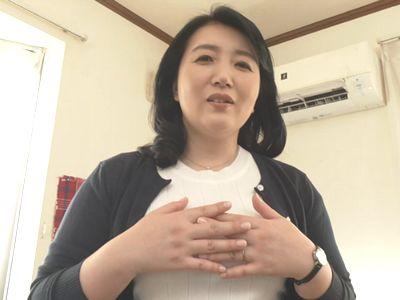【熟女初撮り】五十路奥さんがカメラの前でエロエロプレイ‼巨乳おっぱい奥様が夫以外の他人棒を責めるフェラ抜き口内射精‼