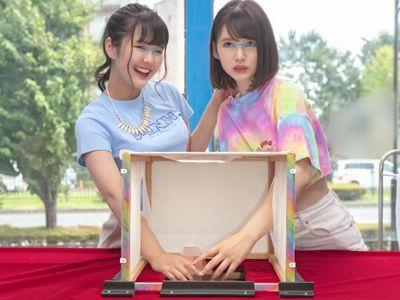 【マジックミラー】露出多めな未成年美少女2人組が箱の中身は何だろな？企画に挑戦⁉巨根デカチンを握らされる可愛いお姉さん！