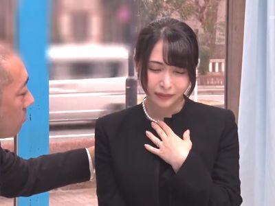 旦那を亡くしたばかりの清楚美人喪服未亡人を優しく慰めハメる鬼畜企画⁉エロエロおじさんに他人棒で中出しされた素人熟女人妻！
