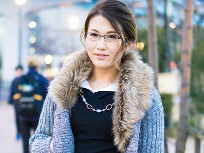 【人妻ナンパ】清楚美人なメガネ美女奥さんが他人棒を拒めず不倫セックス！真面目に見えて旦那を裏切る淫乱ビッチなエロ浮気妻！