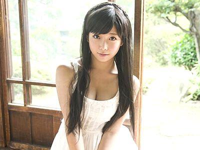 【紗倉まな】巨乳おっぱいの美少女AV女優が黒髪ロングとなるレア作品！？童顔ロリ女優が様々なコスプレで3P乱交セックスも‼