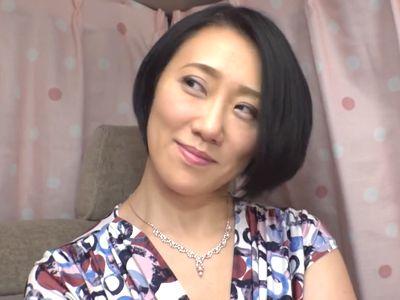 【熟女ナンパ】口ではダメと言いつつも身体は反応する40代美魔女美女人妻！他人棒に生ハメ中出しされるエロ不倫セックス企画！