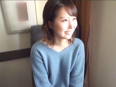 見た目は清楚で可愛いのにエロエロ舌使いで責める淫乱ビッチ美少女！色白おっぱいを揺らし喘ぐお姉さんの濃厚セックス【山口葉瑠】