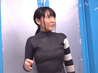 【マジックミラー】海でナンパした日焼け跡の残る可愛い美少女サーファーにエロ性感マッサージ！なし崩しハメの濃厚セックス！