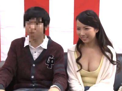 【人妻ナンパ】新婚夫婦が賞金めざして野球拳するエロ企画‼マジックミラーの外に夫を待たせチャレンジする可愛い美女奥さん‼