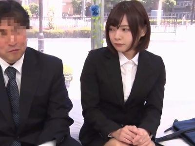 【マジックミラー】勤務中にナンパした可愛い美少女OLが先輩上司とミラー号で生ハメ中出し‼理性と性欲が勝負するエロ検証企画‼