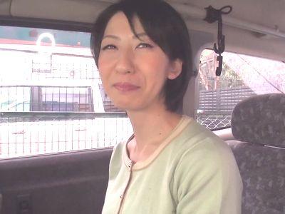 【熟女ナンパ】清楚美人なショートカット美魔女美女を車内で拘束し電マ責め⁉痙攣絶頂イキアクメする敏感ボディなエロビッチ！