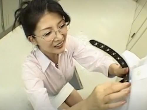 テストで赤点取って落ち込む男子学生を優しくフェラで慰めてくれるメガネ女教師