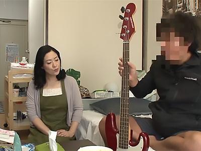 おばさんレンタルした熟女とセックス三昧で何度も喘ぎまくってる様子がとんでもないです！！