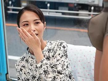 【MM号×不倫】旦那と生まれて間もない子供が至近距離にいるのに他人棒に犯される！優しいママがデカチンに誘惑されて大絶頂！