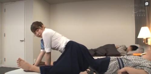 気持ちよさそうにしてるけど、、嫁がそこにいるんだがｗひっそりの後はトイレで激しく着衣中出し