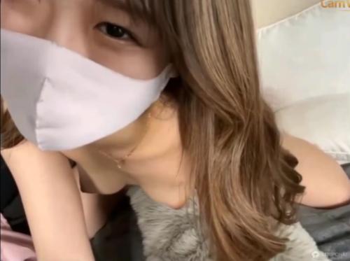 巨乳セクシーギャルがパンツ一枚でリモートバイブで感じまくる[エロライブチャット]