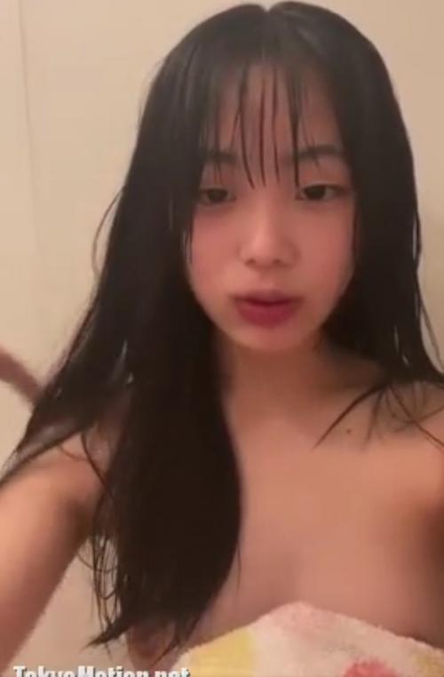 [エロライブチャット]可愛い美乳黒髪美少女がおっぱいを揉みエロ配信