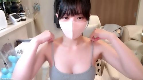 巨乳セクシー美少女がパンツを食い込ませM字開脚をし手マンオナニーをしちゃう[エロライブチャット]