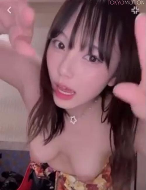 可愛い巨乳美少女がノーブラでおっぱいを揺らしエロダンス[エロライブチャット]