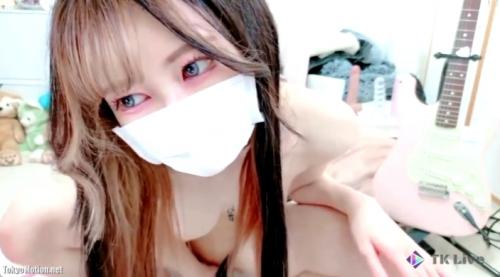 [エロライブチャット]可愛い巨乳美少女が腰を浮かし手マンオナニーで感じちゃう