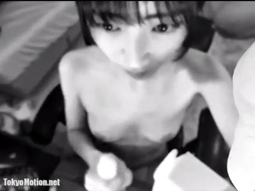 可愛いスレンダー美少女が恥ずかしそうに手コキ、熱い視線を送りながら射精させるライブチャット映像[エロライブチャット]