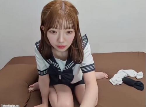 [エロライブチャット]制服コスプレ美少女がパンツを食い込ませブラジャーから谷間を見せてくれる無料生配信