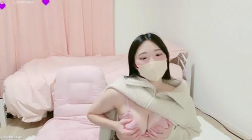 [エロライブチャット]白肌清楚系美少女が制服姿でマシュマロおっぱいを揉み制服生配信