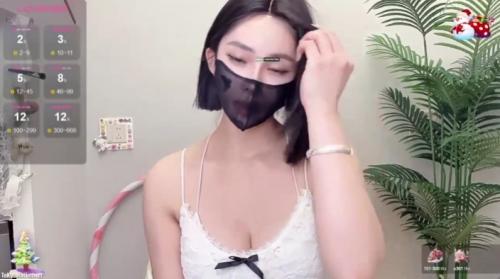 スタイル抜群巨乳美女がパンツに手を入れて感じまくる[エロライブチャット]