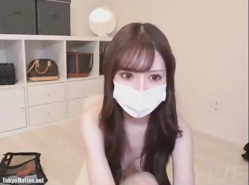 可愛いセクシー巨乳美少女が生おっぱいを揉み乳首をビンビンにしちゃう[エロライブチャット]