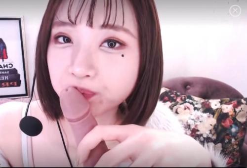 [エロライブチャット]可愛い美乳美少女がディルドを濃厚フェラしエロ配信