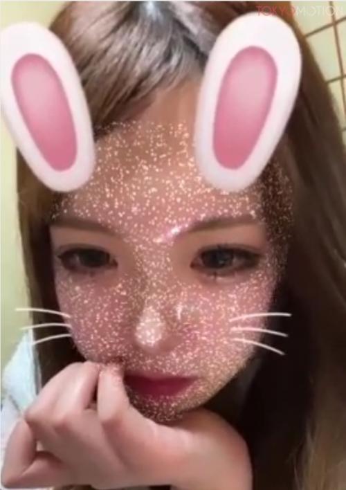 【美乳ギャルの夜の誘惑】パジャマ姿で乳揉み！セクシーすぎるライブチャットが話題沸騰[エロライブチャット]