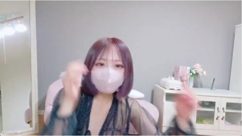 スレンダーで可愛いパイパン美乳美女が全裸でバイブを奥まで突き入れ、痙攣絶頂を繰り返す過激オナニーライブチャット[エロライブチャット]