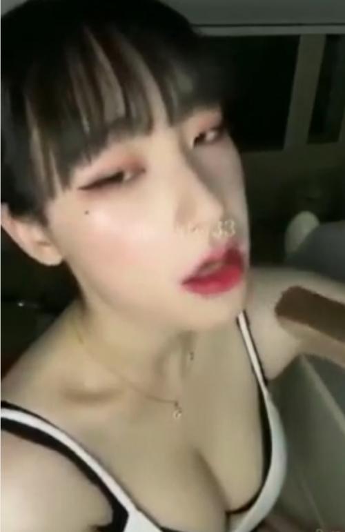 [エロライブチャット]巨乳ショートカット美女が濃厚フェラをしエロ配信