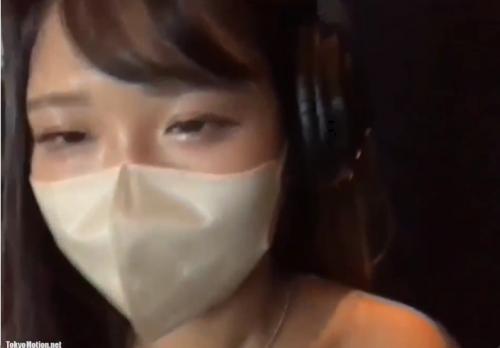 河合美乳美少女がネットカフェで下着姿で手マンオナニーをしちゃう[エロライブチャット]