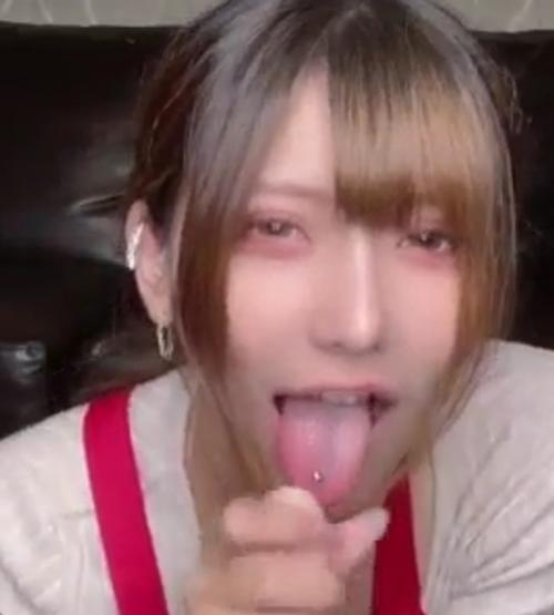 [エロライブチャット]アイドル級に可愛いピアス美女が愛用のディルドを手コキやフェラをし騎乗位になり腰を振っちゃう