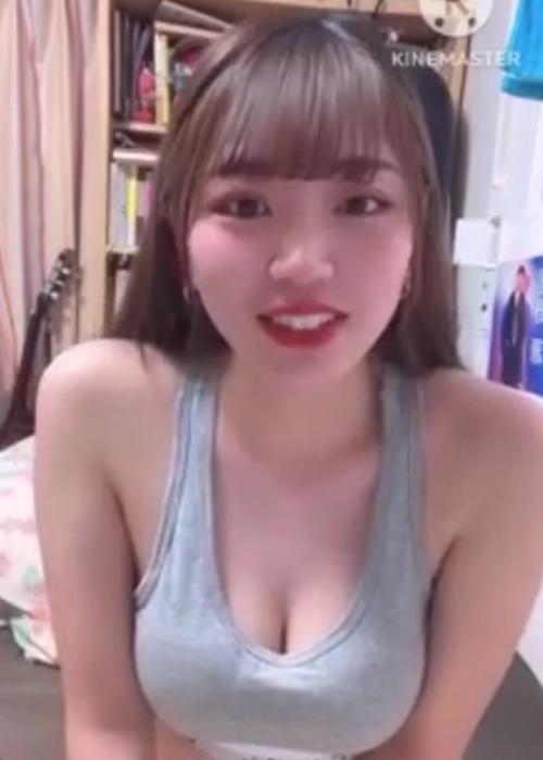 [エロライブチャット]スポブラ姿の巨乳美少女がパンツ越しにバイブをオマンコに当てて絶頂オナニー配信