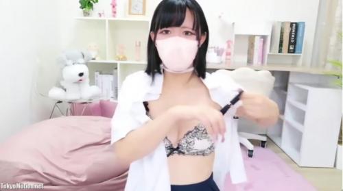 [エロライブチャット]可愛い美乳美少女が制服のコスプレでノーブラになりエロ配信