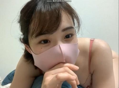 むっちり巨乳美少女が下着姿で腰振りエロ配信[エロライブチャット]