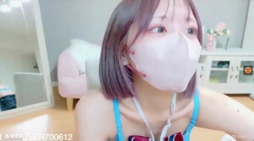 お目目ぱっちりマスク美少女が制服を脱ぎ下着姿でエロ配信[エロライブチャット]