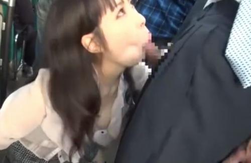 欲求不満まんさんが痴漢されたがっていたので思う存分痴漢してみたｗチンポの魅力に勝てずしゃぶってしまうｗ