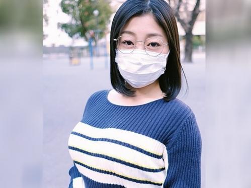 家庭的な主婦だけど、メガネを取ったら変態なドスケベ姿に変貌！爆乳を揺らしながら中出しを求め続ける！オナサポ必至ｗ