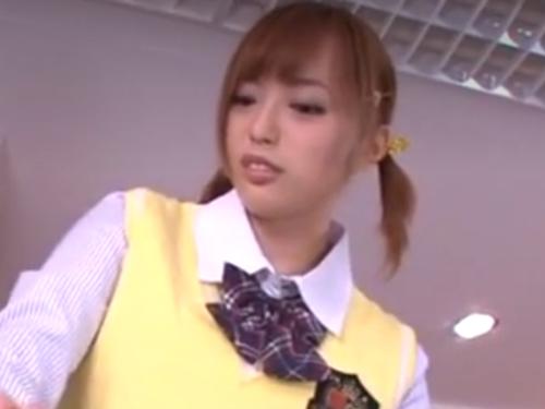 黄色のベストの制服美少女JKが男子学生のチンコをシコシコ。Wフェラでご奉仕しちゃう…