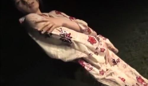 お外で落ち着いた色合いのお着物お姉さんご露出失禁お漏らしヘンタイ放尿プレイ