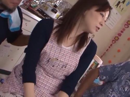 旦那と長らくエッチをしていない色気ある人妻が男たちを自宅に連れ込んで浮気に勤しむ…