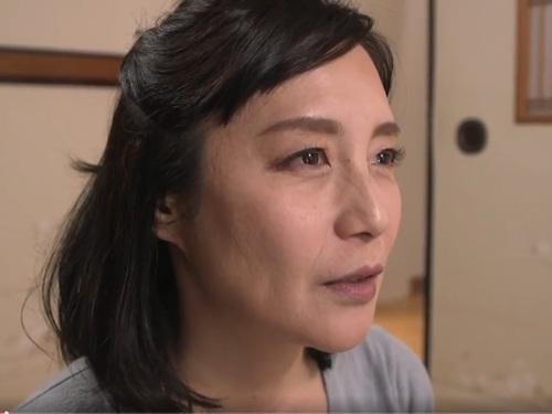 ［平岡里枝子］娘婿との不倫セックスを思い出しキュウリを舐め股間を椅子に擦り付ける姑の姿を見た娘婿がまたセックスしてしまう