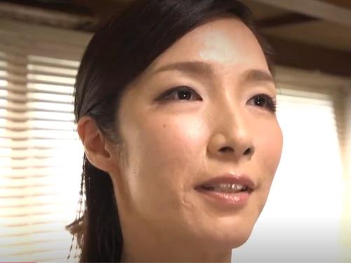 ［黒木まり］シコってる所を母に見られた息子が『母さんのマンコも見せてよ』と母のマンコにキュウリを突っ込んでしまう