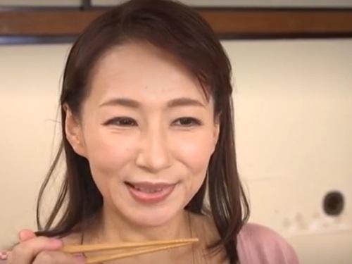 ［よしい美希］大好きな母が弟を手コキで性処理してあげる現場を見た兄が嫉妬に狂い熟した母を強姦してしまう