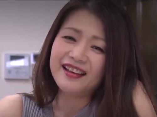 ［友田真希］『チンチン見ても良い？』セックスレスの熟女がマッチングアプリで出会った青年の童貞チ〇ポにハマってしまう