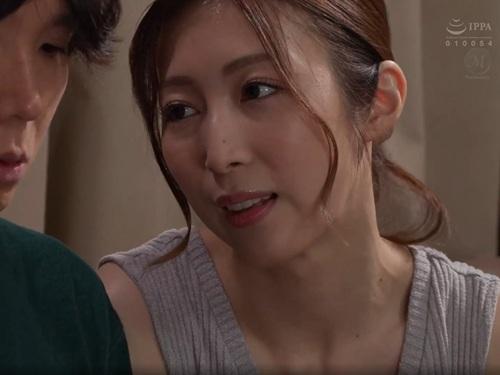 ［今井栞菜］夜間学校へ通う人妻が同級生の男子を誘惑して旦那より元気なチンポにハマっていく