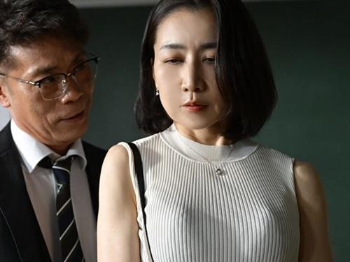 ［瀬尾礼子］息子の担任教師に性的関係を要求された母親が学校の教室で息子の為に股を開いて教師の肉棒を受け入れる