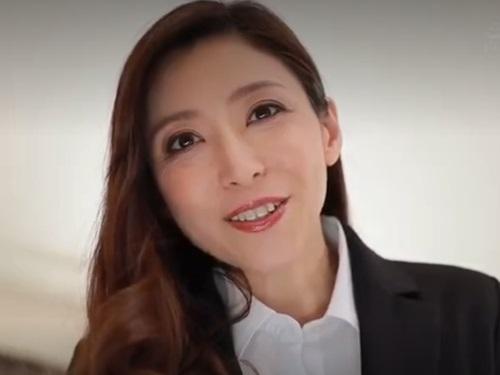 ［白木優子］出張先でひと周り年上の美人女上司の大人の色気に誘惑されて一晩中セックスしてしまう