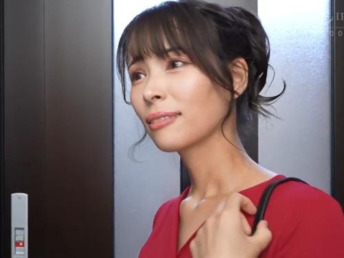 ［真木今日子］出張マッサージ店からやってきた巨乳熟女が得意のパイズリでチンポをシゴいて空っぽになるまで抜いてくれる